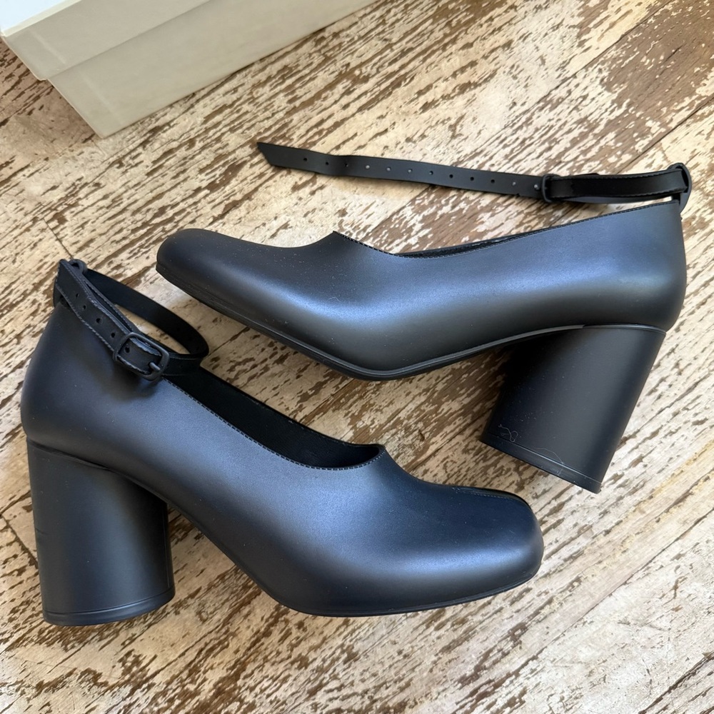 Maison Martin Margiela Rubber Tabi Heels - Picture 5 of 6
